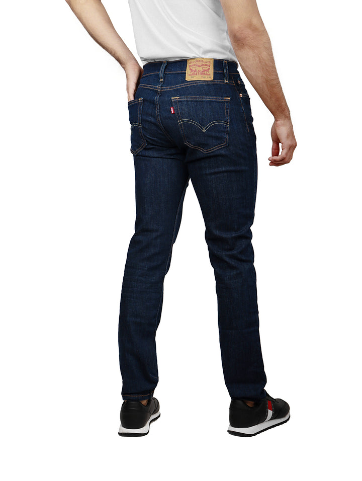 Hombre vistiendo pantalones Levi&