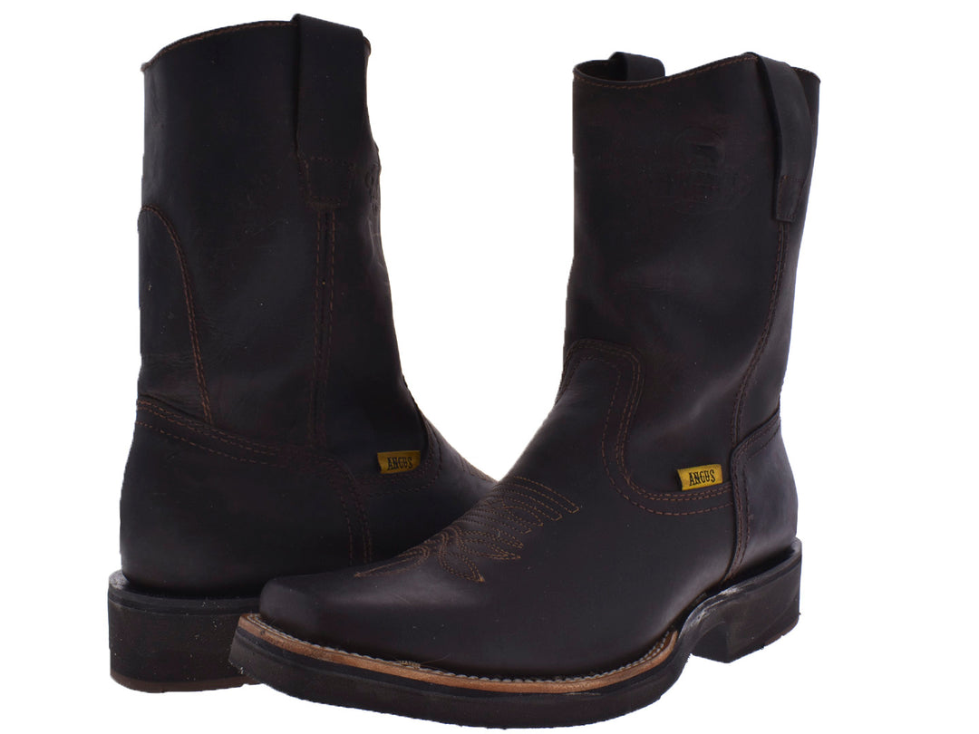 Par de botas estilo vaquero en color moka, fabricadas en cuero mate con diseño clásico.