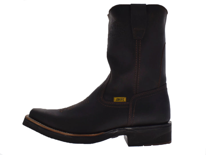 Par de botas estilo vaquero en color moka, fabricadas en cuero mate con diseño clásico.