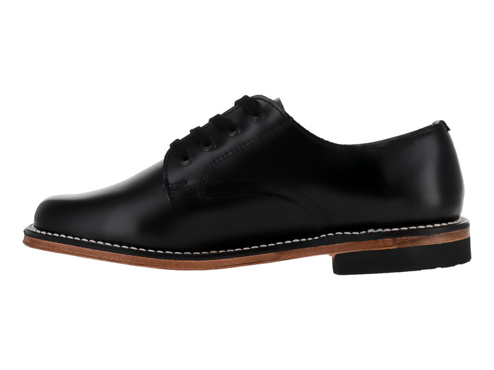 Zapato formal para niño de piel color negro con cordones y suela en tono café.