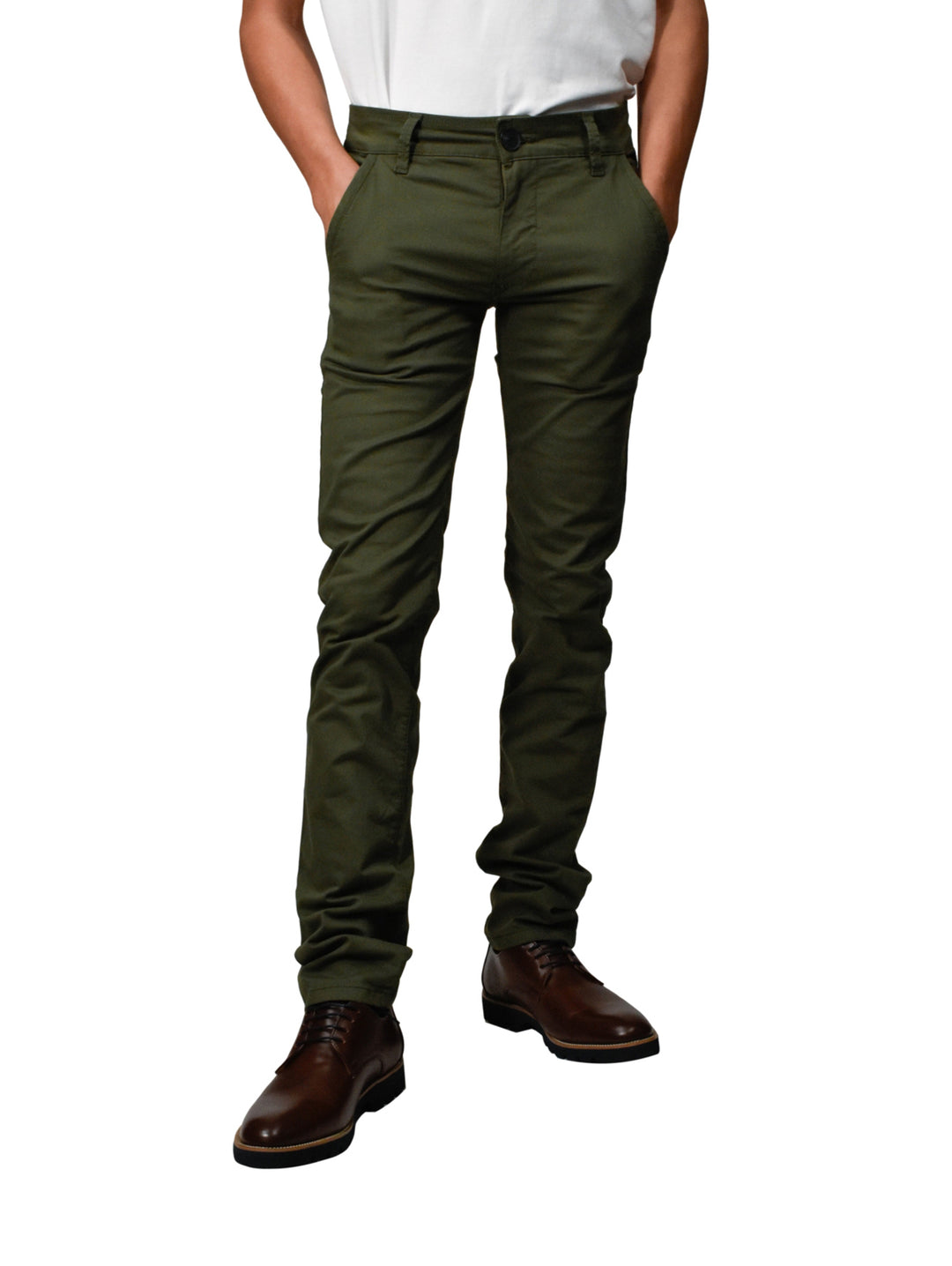 Hombre vistiendo pantalón de gabardina color verde oscuro con zapatos cafés.