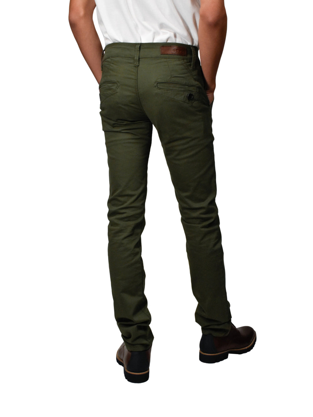 Hombre vistiendo pantalón de gabardina color verde oscuro con zapatos cafés.