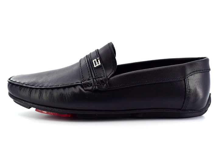 Zapato tipo mocasín de cuero color negro con detalle rojo en la suela, vista lateral.