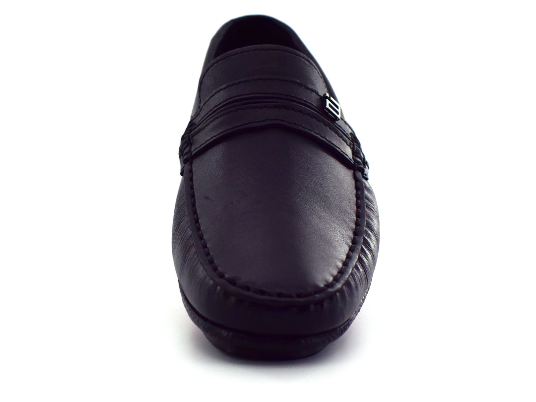 Zapato tipo mocasín de cuero color negro con detalle rojo en la suela, vista lateral.
