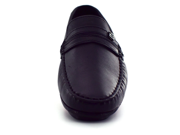 Zapato tipo mocasín de cuero color negro con detalle rojo en la suela, vista lateral.