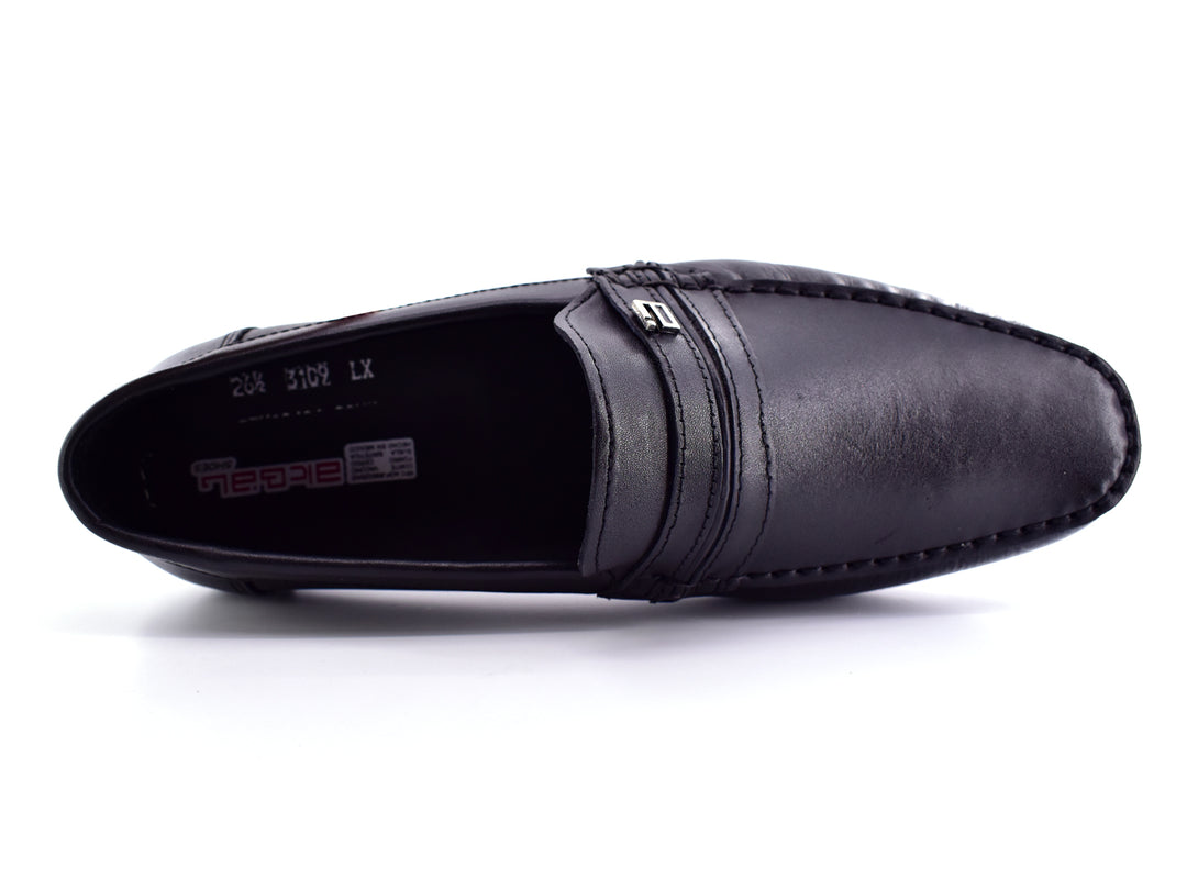 Zapato tipo mocasín de cuero color negro con detalle rojo en la suela, vista lateral.