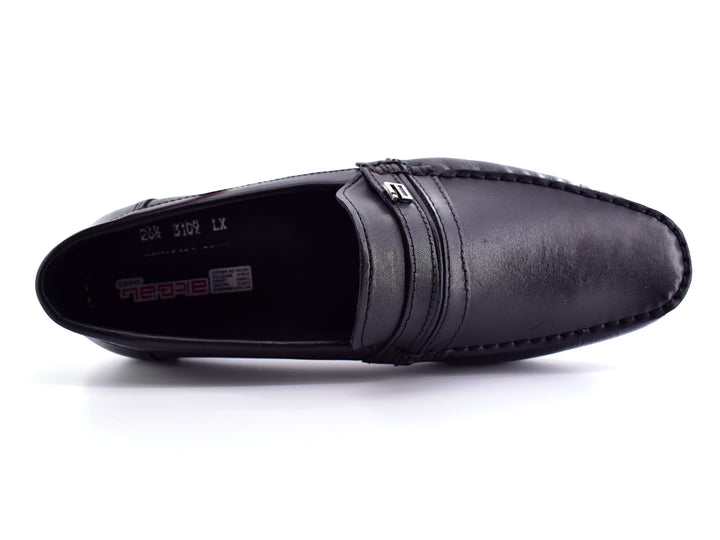 Zapato tipo mocasín de cuero color negro con detalle rojo en la suela, vista lateral.