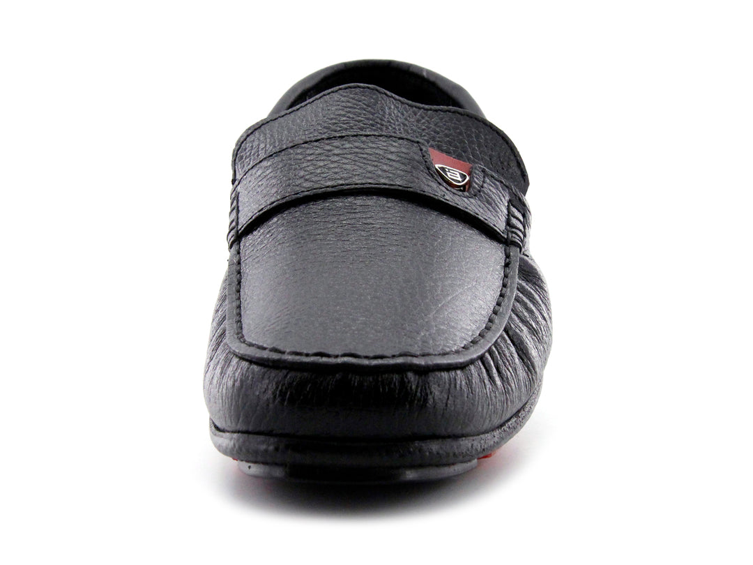 Zapato tipo mocasín de cuero negro con textura rugosa y detalle en la suela color rojo.