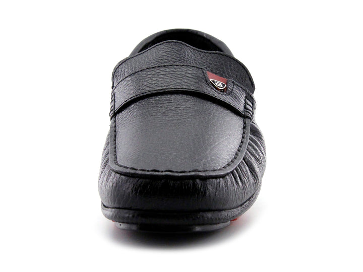 Zapato tipo mocasín de cuero negro con textura rugosa y detalle en la suela color rojo.