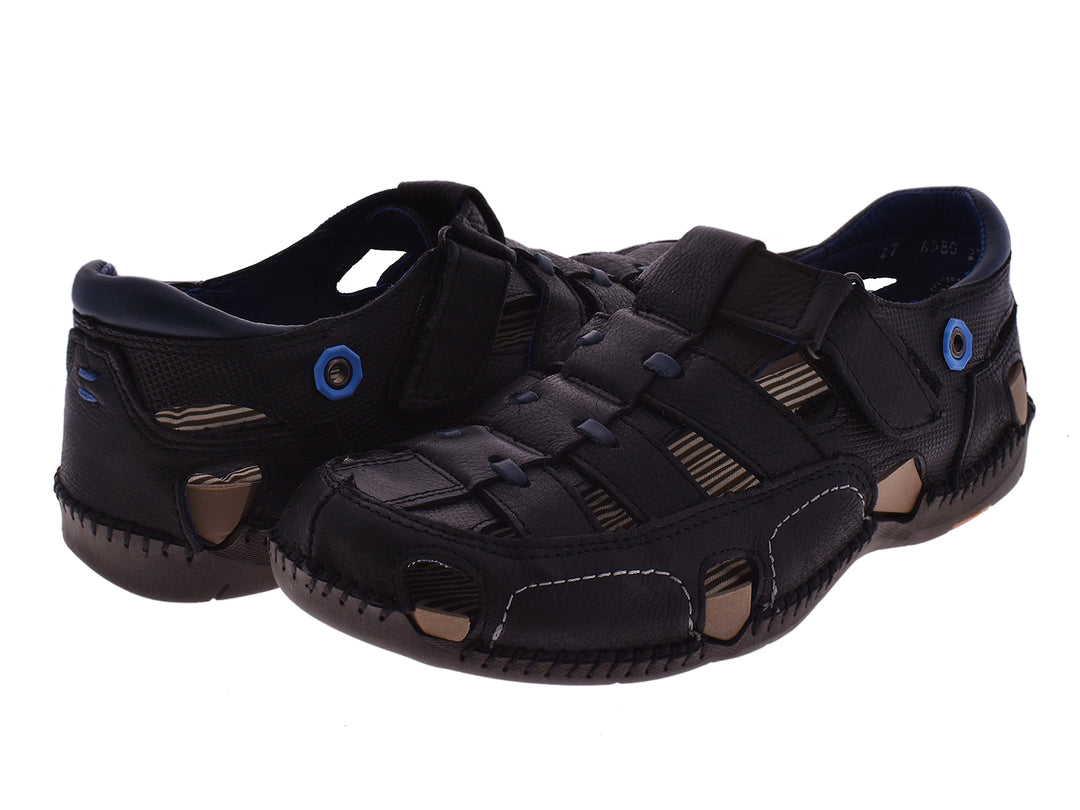 Sandalias negras para hombre estilo cerrado con detalles azules y acabado mate.