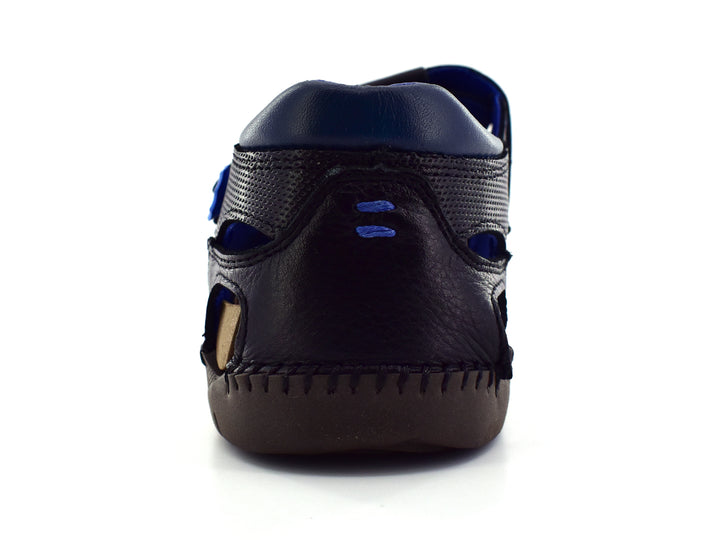 Sandalias negras para hombre estilo cerrado con detalles azules y acabado mate.