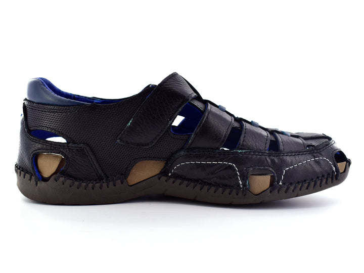 Sandalias negras para hombre estilo cerrado con detalles azules y acabado mate.