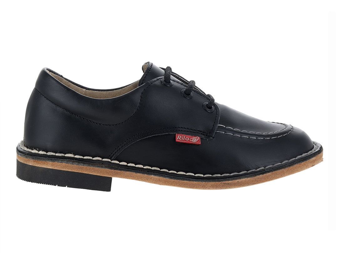 Zapato casual RILO de cuero negro con cordones y suela en tono café para niño.