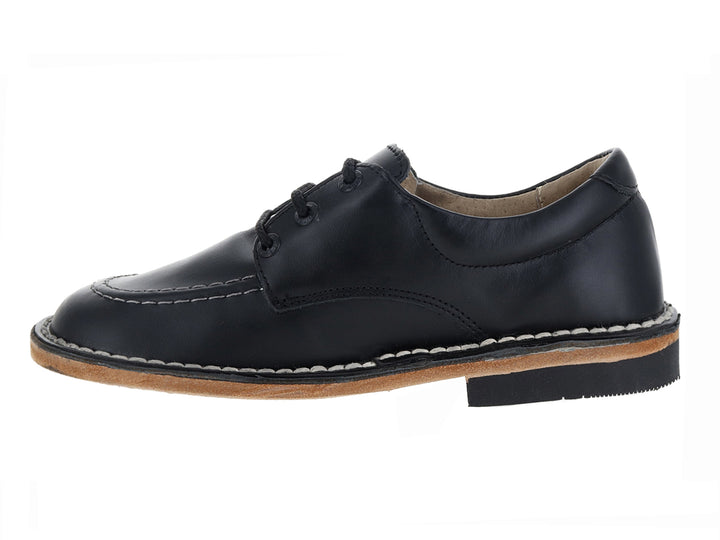 Zapato casual RILO de cuero negro con cordones y suela en tono café para niño.