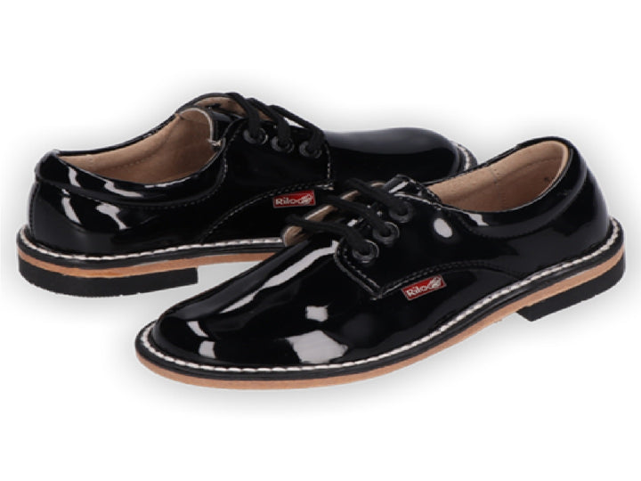 Zapatos negros de charol con cordones para niña marca Rilo.