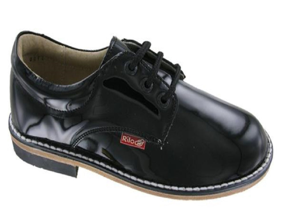 Zapatos negros de charol con cordones para niña marca Rilo.