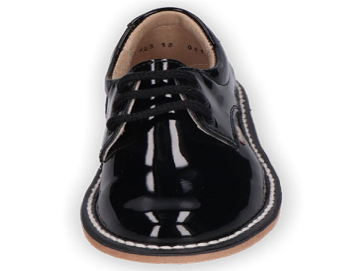 Zapatos negros de charol con cordones para niña marca Rilo.