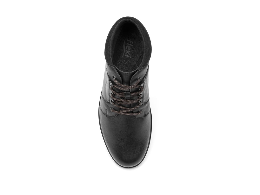 Botas negras de cuero para mujer marca Flexi con agujetas y corte al tobillo.