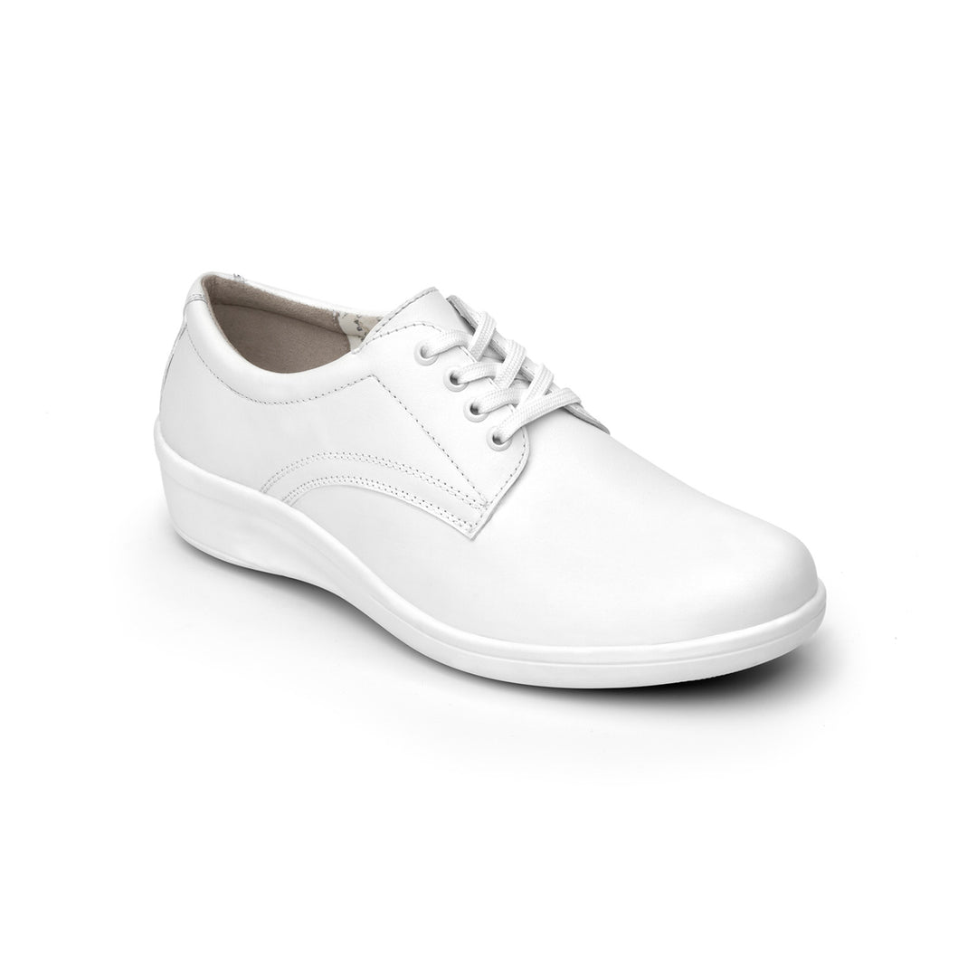 Zapato plano color blanco para mujer con agujetas y suela cómoda.