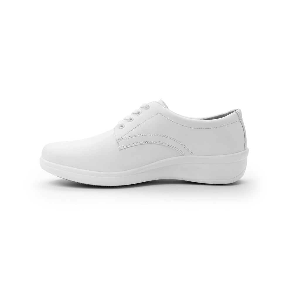 Zapato plano color blanco para mujer con agujetas y suela cómoda.