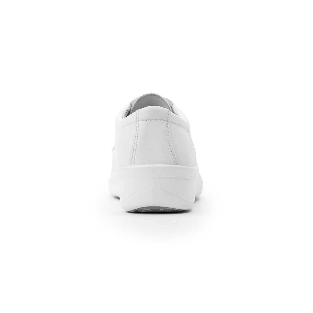 Zapato plano color blanco para mujer con agujetas y suela cómoda.