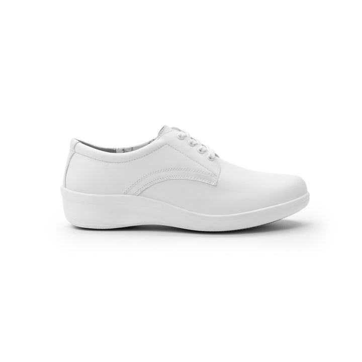 Zapato plano color blanco para mujer con agujetas y suela cómoda.