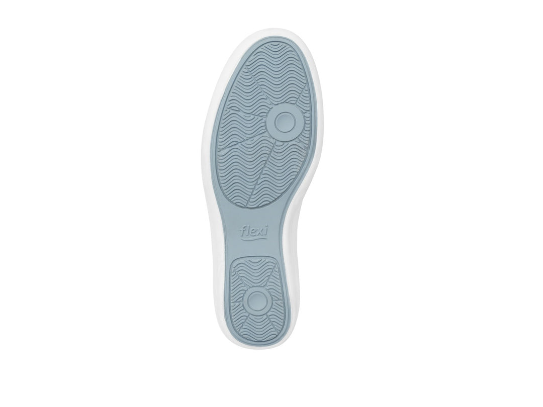 Zapato plano color blanco para mujer con agujetas y suela cómoda.