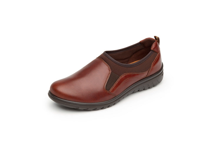 Zapato plano Flexi Jane para mujer en color café, fabricado en cuero con diseño casual y cómodo.