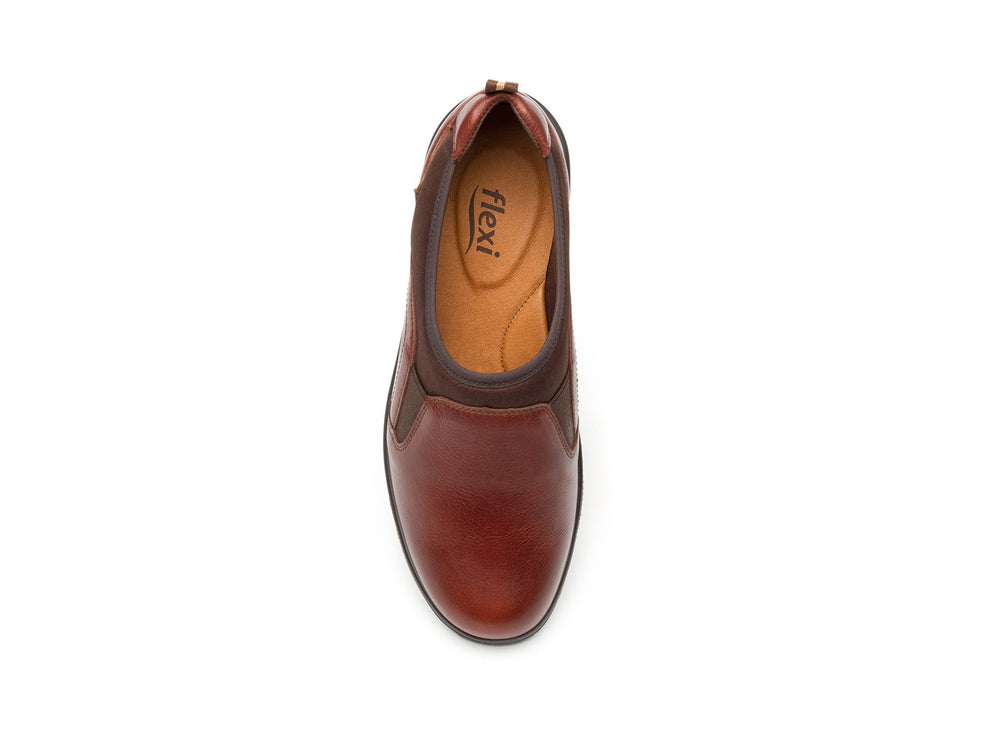 Zapato plano Flexi Jane para mujer en color café, fabricado en cuero con diseño casual y cómodo.