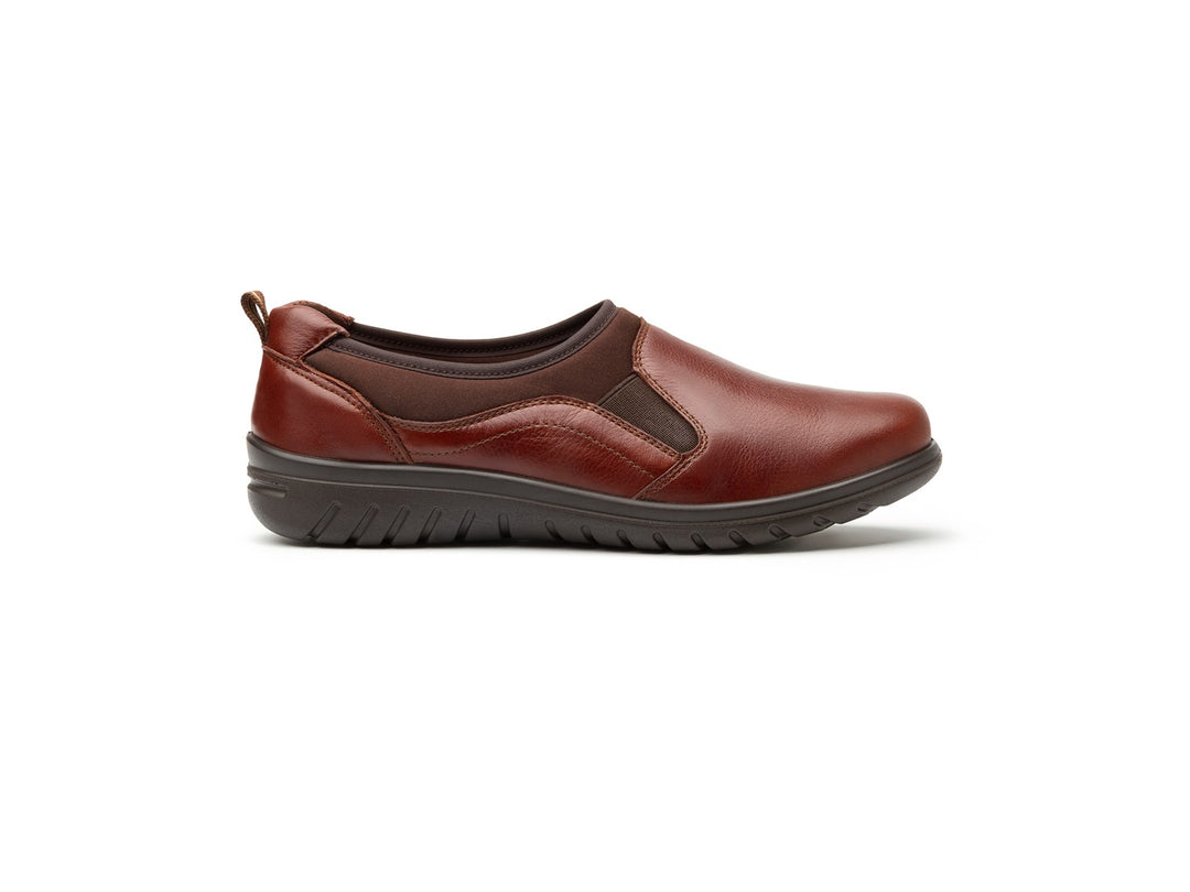 Zapato plano Flexi Jane para mujer en color café, fabricado en cuero con diseño casual y cómodo.