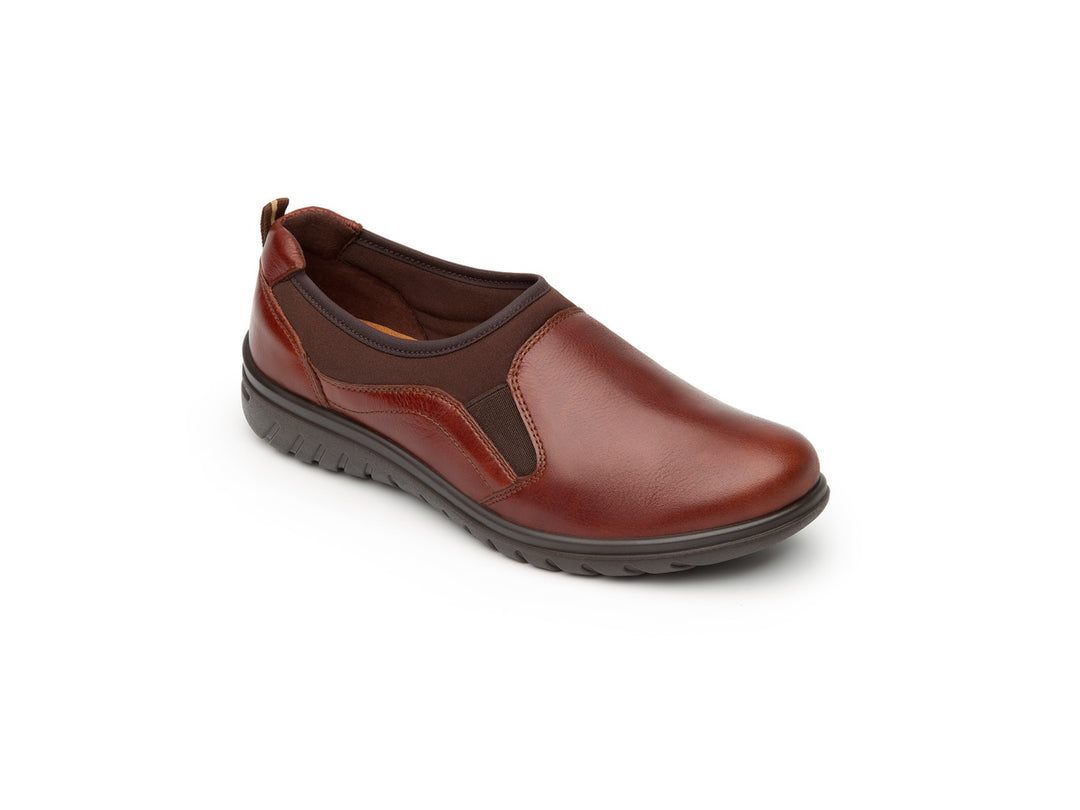 Zapato plano Flexi Jane para mujer en color café, fabricado en cuero con diseño casual y cómodo.