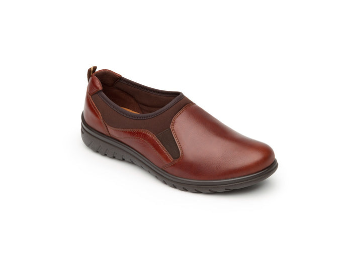 Zapato plano Flexi Jane para mujer en color café, fabricado en cuero con diseño casual y cómodo.