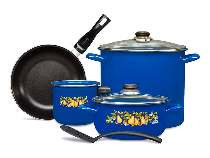 Set de cocina CINSA azul de 7 piezas con motivos de frutas y sartén negro.