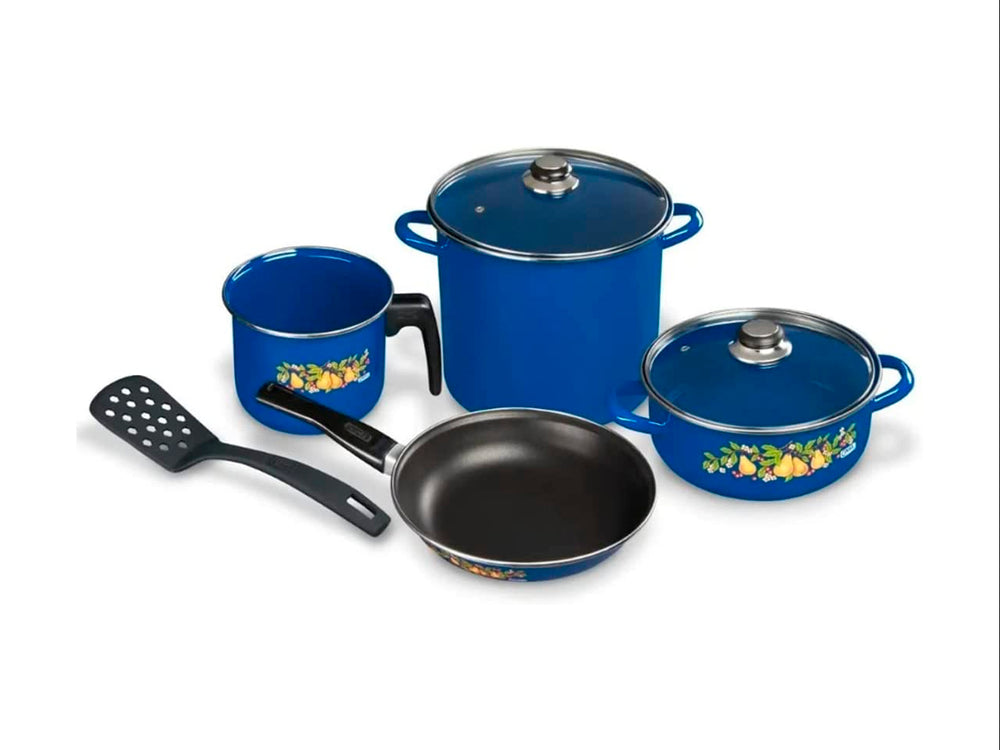 Set de cocina CINSA azul de 7 piezas con motivos de frutas y sartén negro.