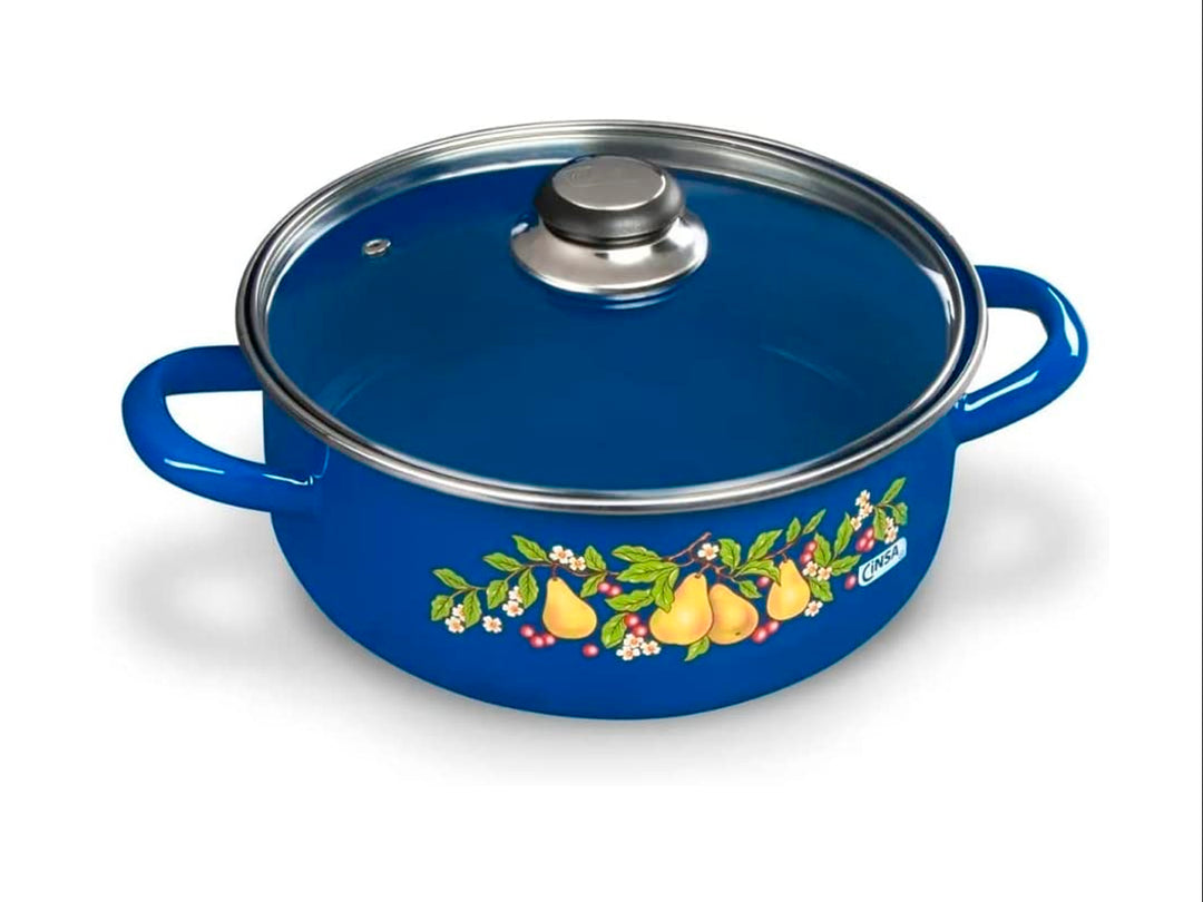 Set de cocina CINSA azul de 7 piezas con motivos de frutas y sartén negro.