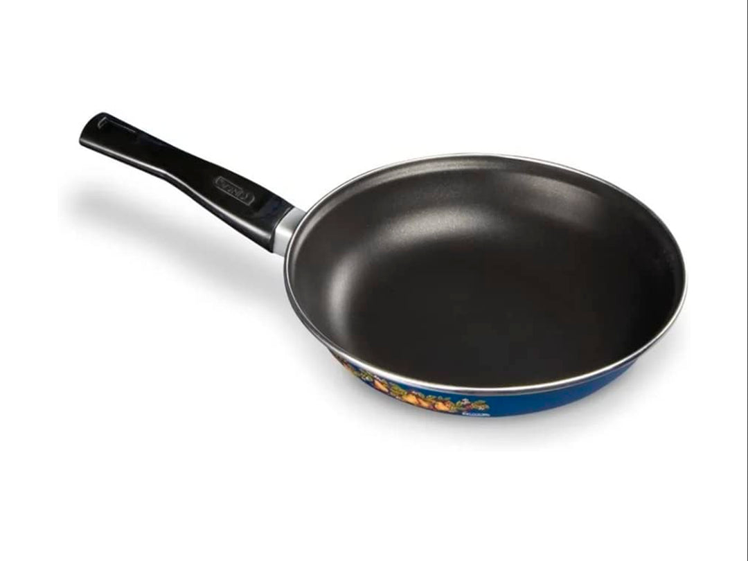 Set de cocina CINSA azul de 7 piezas con motivos de frutas y sartén negro.