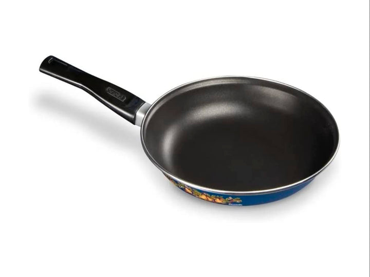 Set de cocina CINSA azul de 7 piezas con motivos de frutas y sartén negro.