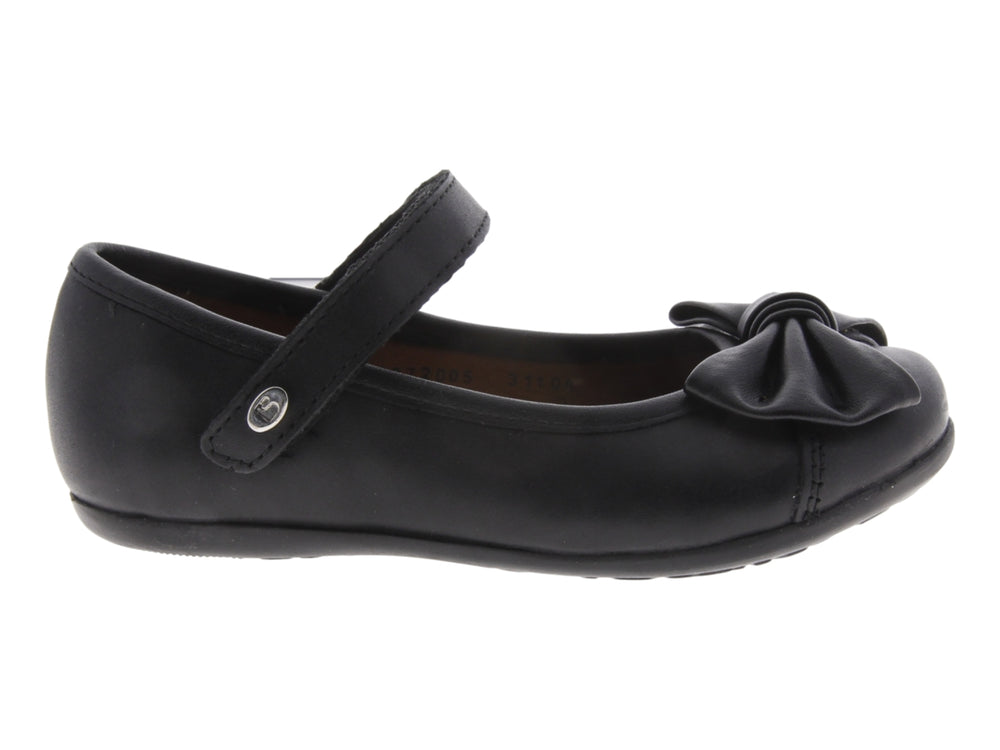Zapato negro para niña estilo Mary Jane con moño decorativo en la punta y correa ajustable.