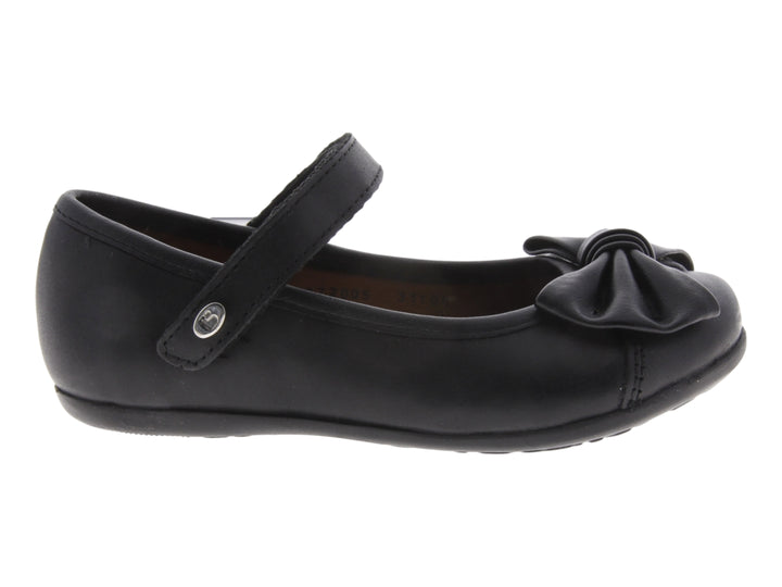 Zapato negro para niña estilo Mary Jane con moño decorativo en la punta y correa ajustable.