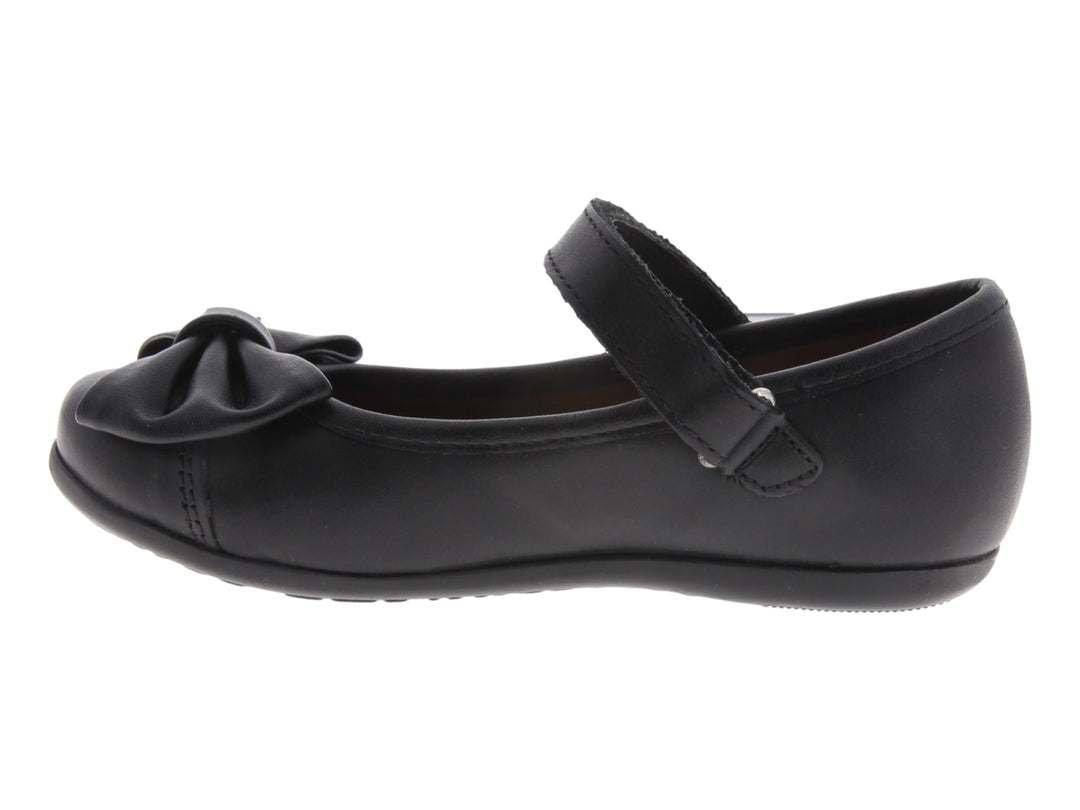 Zapato negro para niña marca Coqueta, estilo Mary Jane con moño decorativo y correa con botón.