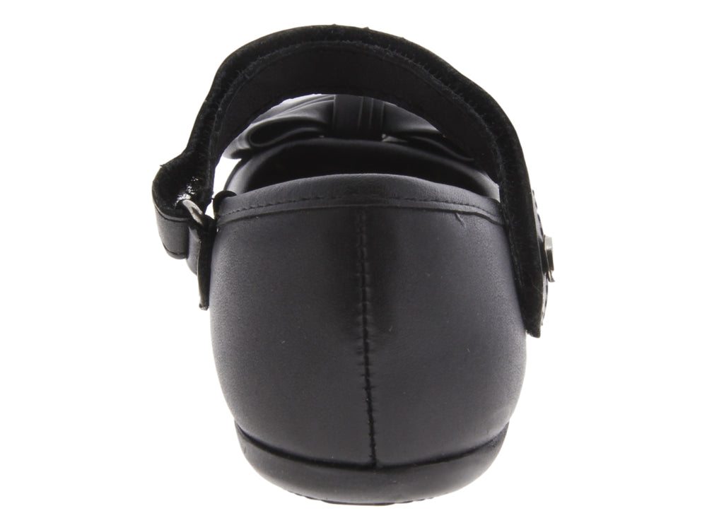 Zapato negro para niña estilo Mary Jane con moño decorativo en la punta y correa de ajuste.