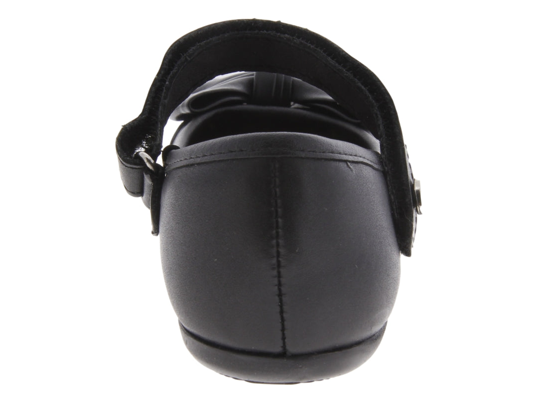 Zapato negro para niña estilo Mary Jane con moño decorativo en la punta y correa de ajuste.