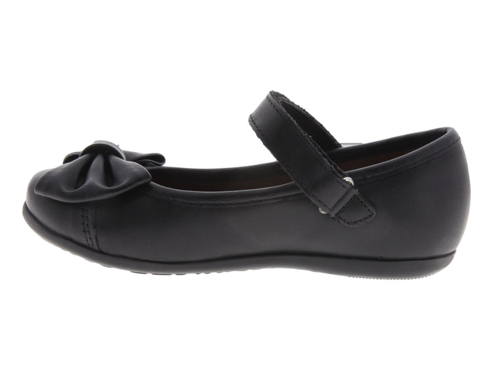 Zapato negro para niña estilo Mary Jane con moño decorativo en la punta y correa de ajuste.