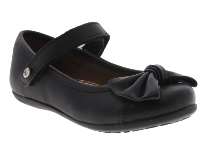 Zapato negro para niña estilo Mary Jane con moño decorativo en la punta y correa de ajuste.