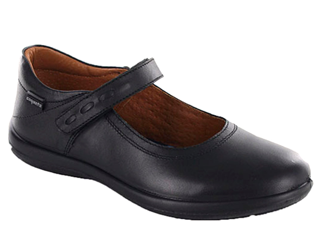 Zapato infantil Coqueta de color negro con correa ajustable y suela plana.