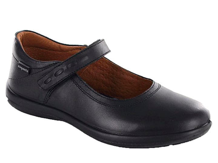 Zapato infantil Coqueta de color negro con correa ajustable y suela plana.