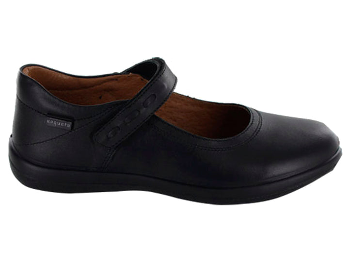 Zapato infantil Coqueta de color negro con correa ajustable y suela plana.