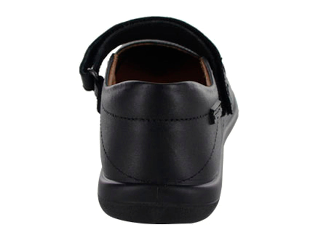 Zapato infantil Coqueta de color negro con correa ajustable y suela plana.