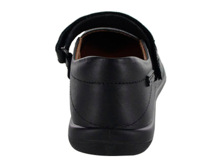 Zapato infantil Coqueta de color negro con correa ajustable y suela plana.
