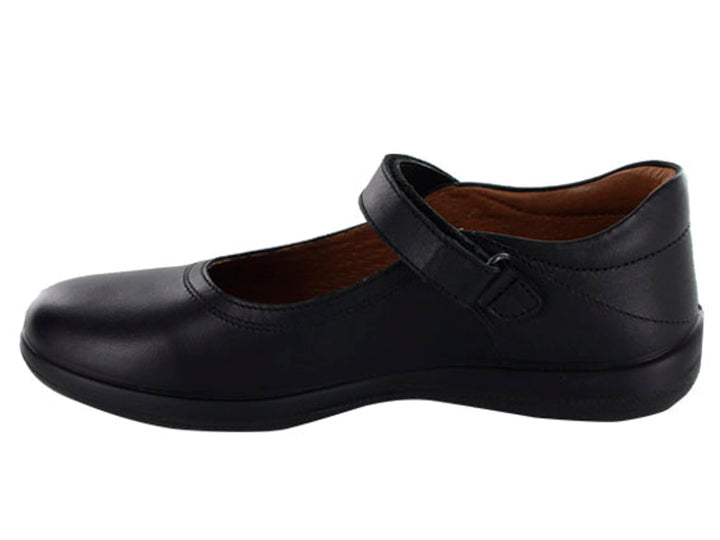 Zapato infantil Coqueta de color negro con correa ajustable y suela plana.